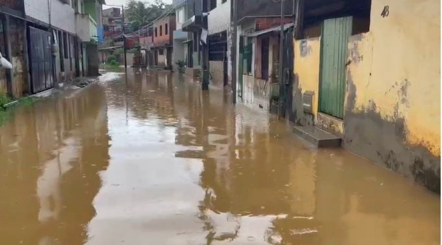 [Quase 100 ocorrências são registradas após fenômeno trazer fortes chuvas nesta quinta em Salvador]