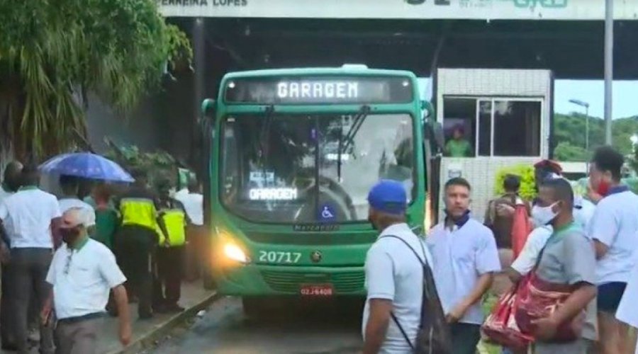 [Rodoviários fazem protesto em garagem de Porto Seco Pirajá]