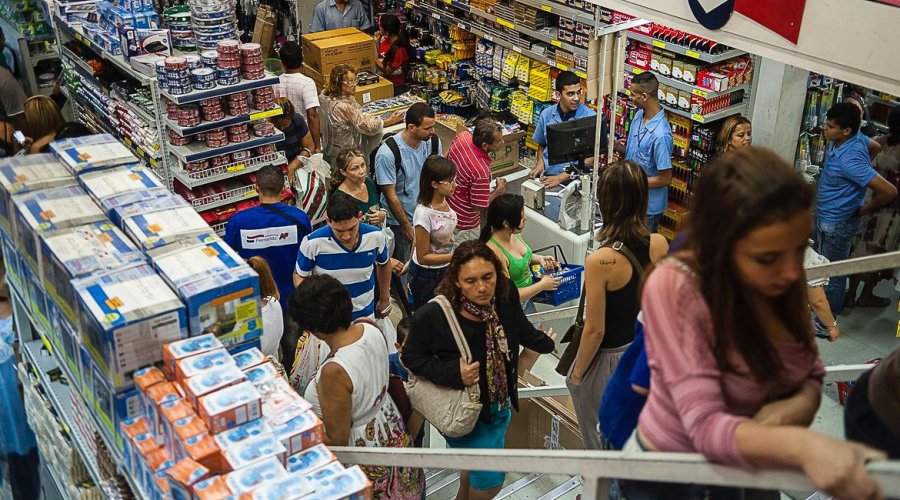 [Brasileiros se endividam no cartão de crédito para pagar alimentação]