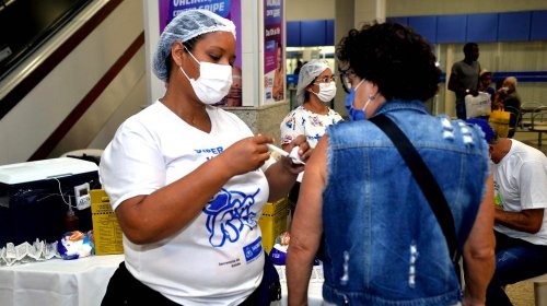 [Idosos e profissionais de saúde se vacinam contra gripe no Shopping Piedade]