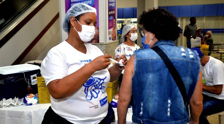 [Idosos e profissionais de saúde se vacinam contra gripe no Shopping Piedade]