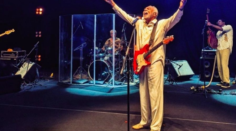 [Imortal, Gilberto Gil faz coro com plateia em Lulaço em show em Salvador]