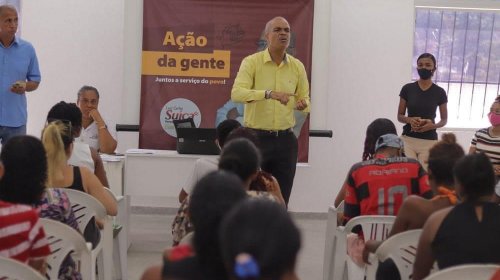 [Pais e alunos participam de aula inaugural do curso de informática na Associação Quilombo de N...]