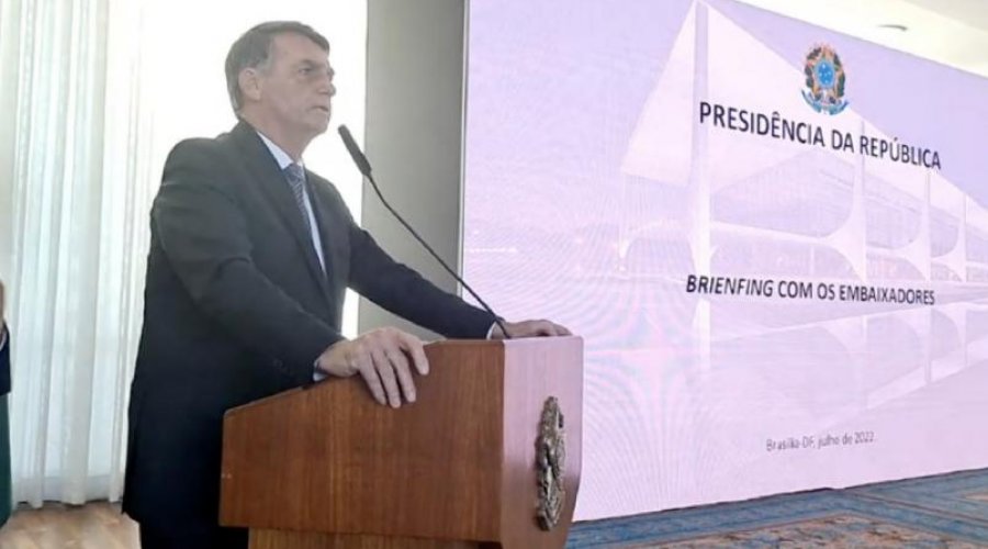 [Vexame golpista de Bolsonaro com embaixadores foi obra dos militares do governo]