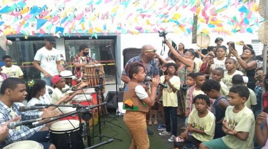 [Projeto social promove aulas de dança, canto, música e fabricação de instrumentos para crianças em Salvador]