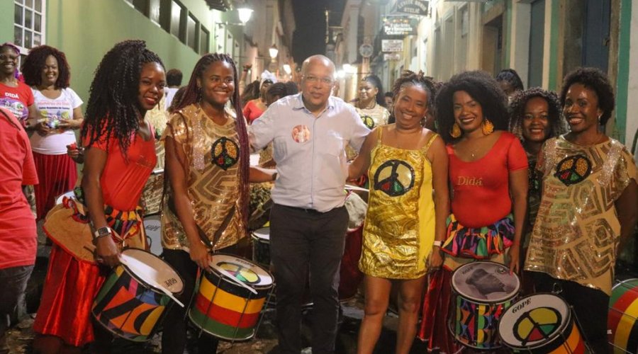 [Tambores das bandas feminina do Olodum e Didá tocam em homenagem à Alaíde do Feijão no Dia Internacional da Mulher Negra Latino-Americana e Caribenha]