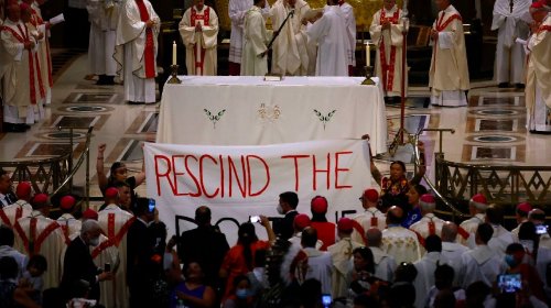 [Missa com o papa Francisco é interrompida por protestos no Canadá]