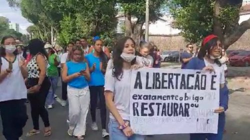 [Amigos e familiares fazem protesto por segurança após morte de adolescente no Campo Grande]