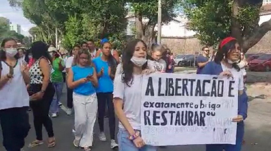 [Amigos e familiares fazem protesto por segurança após morte de adolescente no Campo Grande]