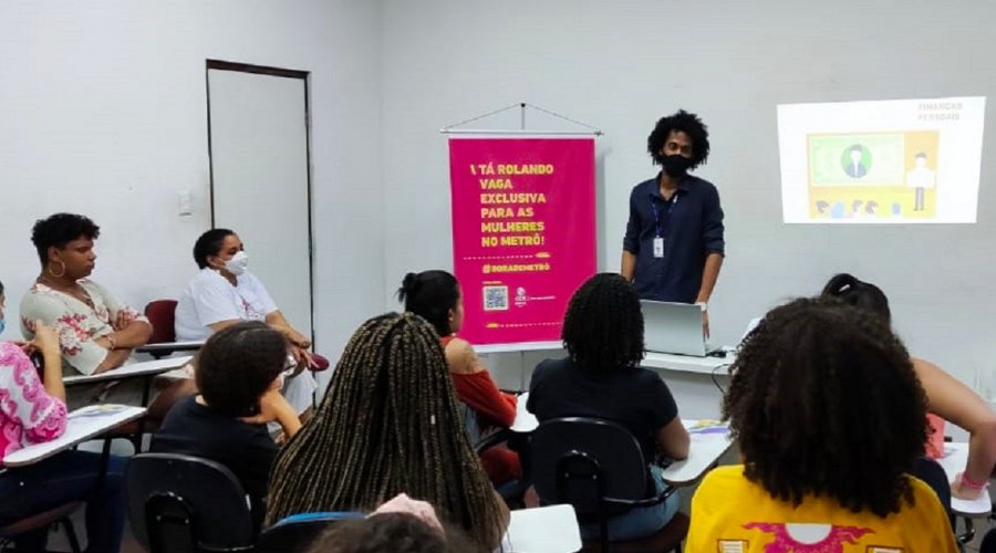 [Jovens LGBTQIAPN+ recebem workshop gratuito sobre mercado de trabalho no Casarão da Diversidade]