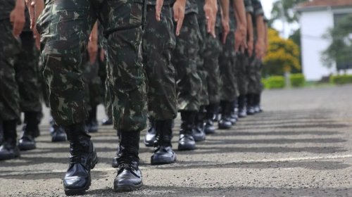 [Quase 1,6 mil militares receberam mais de R$ 100 mil por mês]