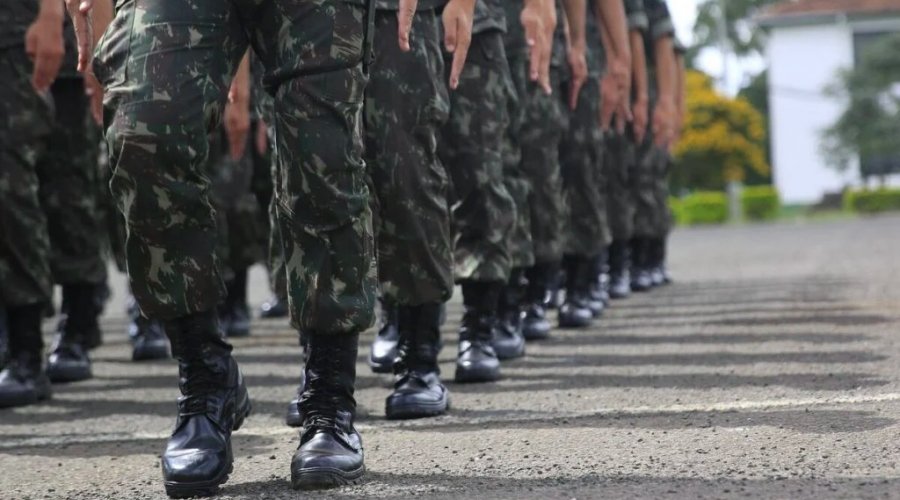 [Quase 1,6 mil militares receberam mais de R$ 100 mil por mês]