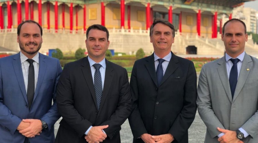[Veja como Bolsonaro e os filhos pagaram imóveis com dinheiro vivo]