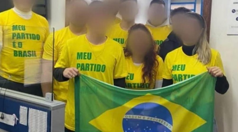 [“Meu partido é o Brasil”: funcionários são obrigados a usar e postar fotos com camisetas]