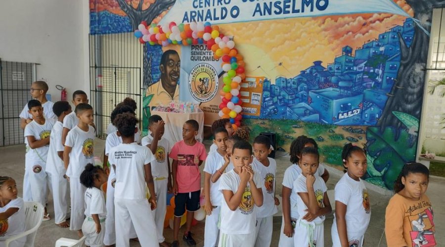 [Centro Comunitário Arnaldo Anselmo realiza comemoração de Dia das Crianças com alunos de capoeira]