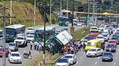 [Ônibus tomba e deixa quatro pessoas feridas na Avenida Paralela, em Salvador]