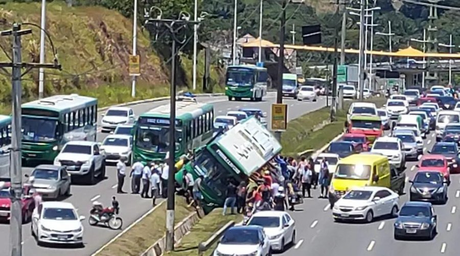 [Ônibus tomba e deixa quatro pessoas feridas na Avenida Paralela, em Salvador]