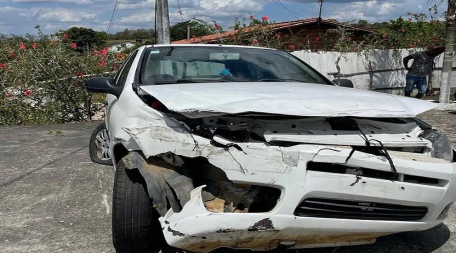 [Carro com o influencer Menor Nico é atingido por carreta em rodovia na Bahia]