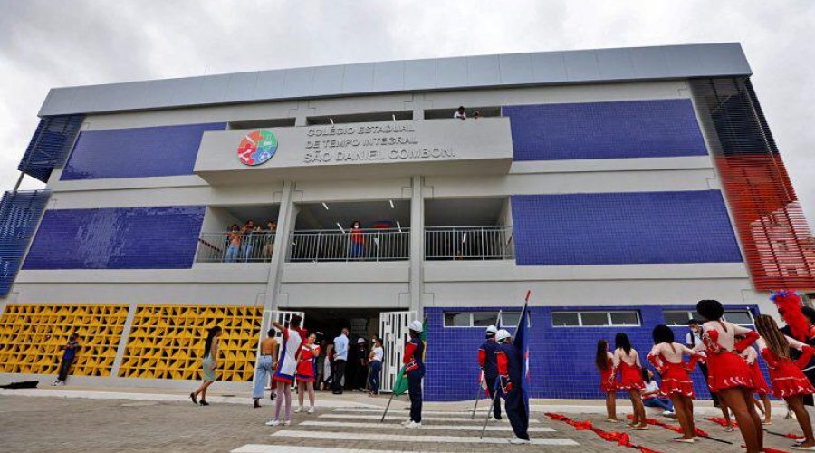 [Governo do Estado entrega colégio de tempo integral no bairro de Sussuarana, em Salvador]