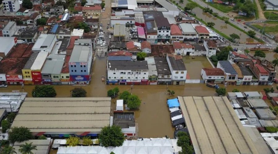 [Número de atingidos pelas chuvas passa de 180 mil no estado]