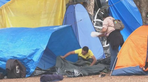 [Acampamento golpista é desocupado em Brasília e cerca de 1200 pessoas são detidas no local]