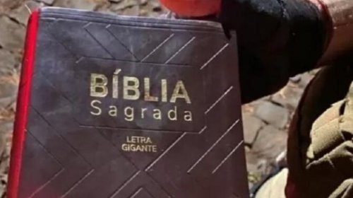 [Homem é preso em flagrante agredindo esposa com uma bíblia e ameaçando com um facão; “Jesus é...]