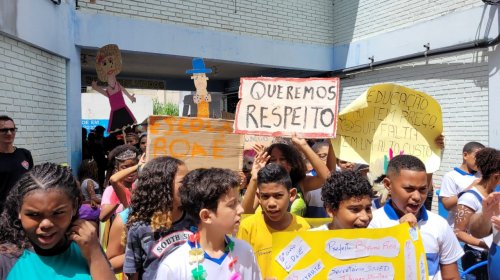 [Escola municipal realiza protesto carnavalesco com apoio da APLB-Sindicato]