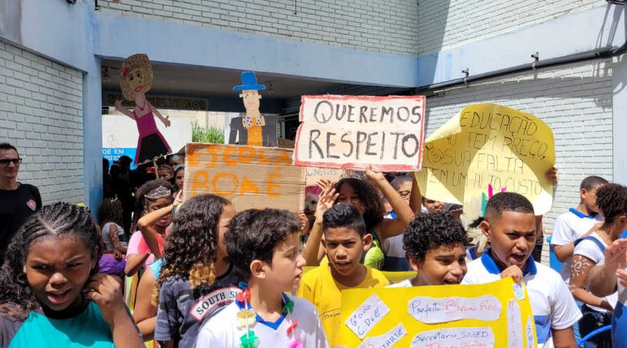 [Escola municipal realiza protesto carnavalesco com apoio da APLB-Sindicato]