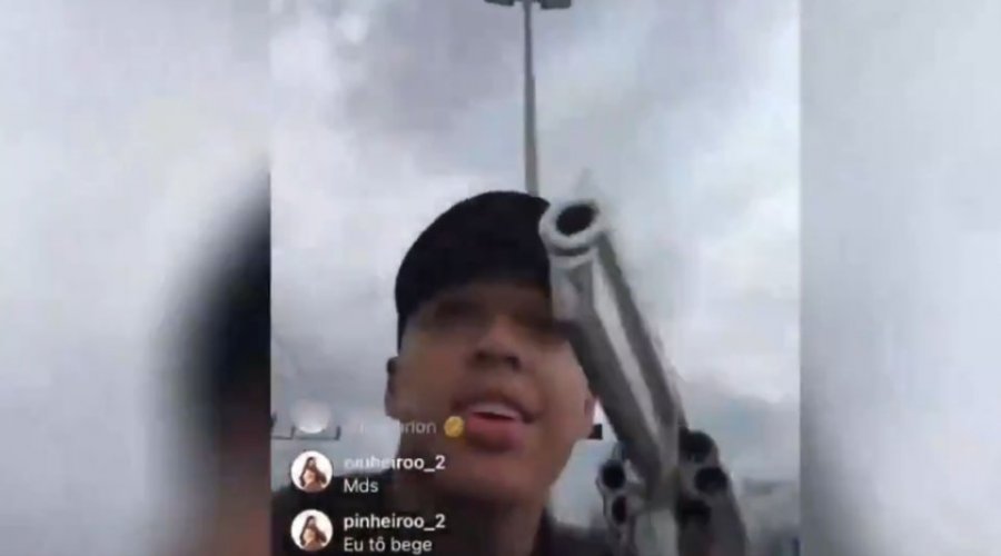 [Criminoso transmite assalto ao vivo pelas redes e ostenta objetos roubados; veja aqui]