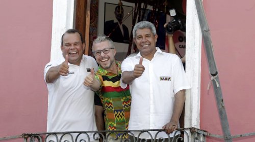 [Jerônimo Rodrigues participa da saída do Olodum, no Pelourinho ]