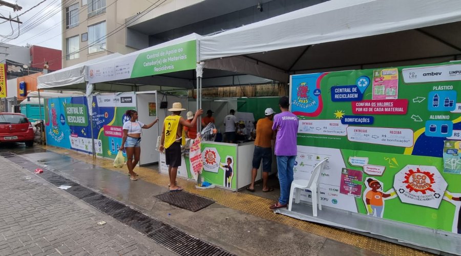 [Segunda-feira de Carnaval é marcada por mais um dia de apoio aos catadores de materiais recicláveis ]