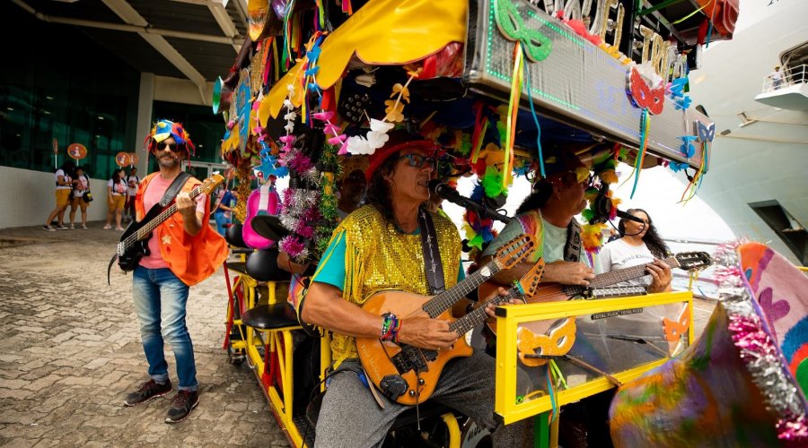 [Salvador recebe quatro navios com mais de 17,5 mil turistas durante o Carnaval]