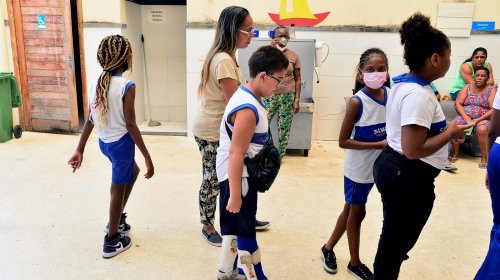 [Crianças em tratamento de saúde mantêm rotina escolar com aulas em hospitais e clínicas por me...]