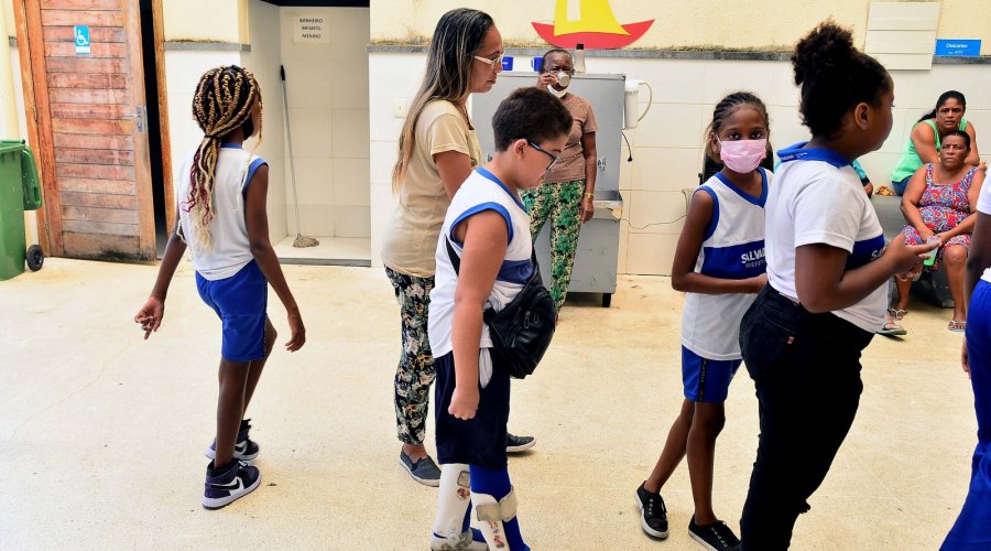 [Crianças em tratamento de saúde mantêm rotina escolar com aulas em hospitais e clínicas por meio de iniciativa da Prefeitura]