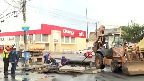 [Pista no Largo da Calçada é interditada por causa de cratera; trânsito ficou intenso]