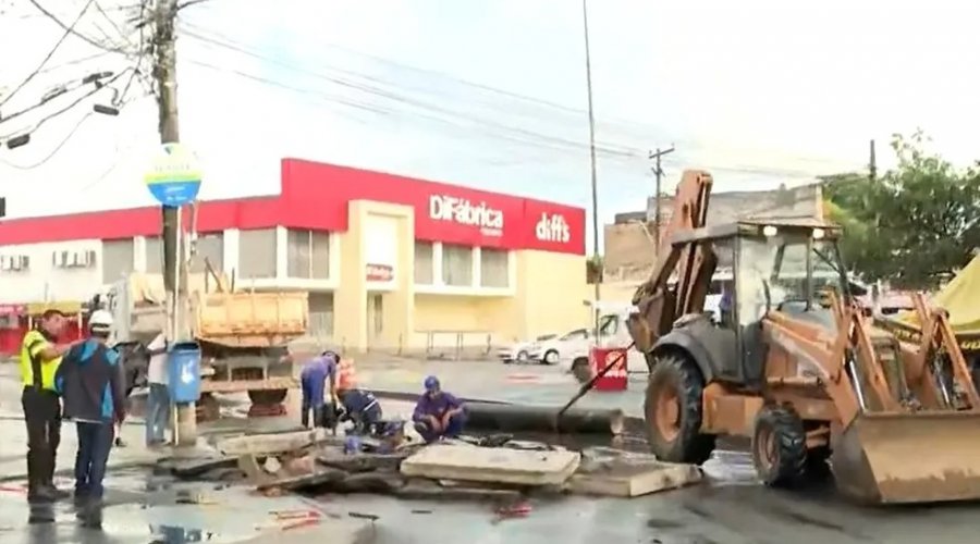 [Pista no Largo da Calçada é interditada por causa de cratera; trânsito ficou intenso]