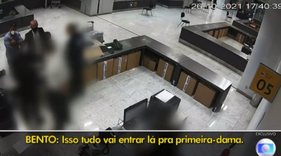 [Vídeo mostra momento exato em que Bento Albuquerque diz que joias são de Michelle Bolsonaro]