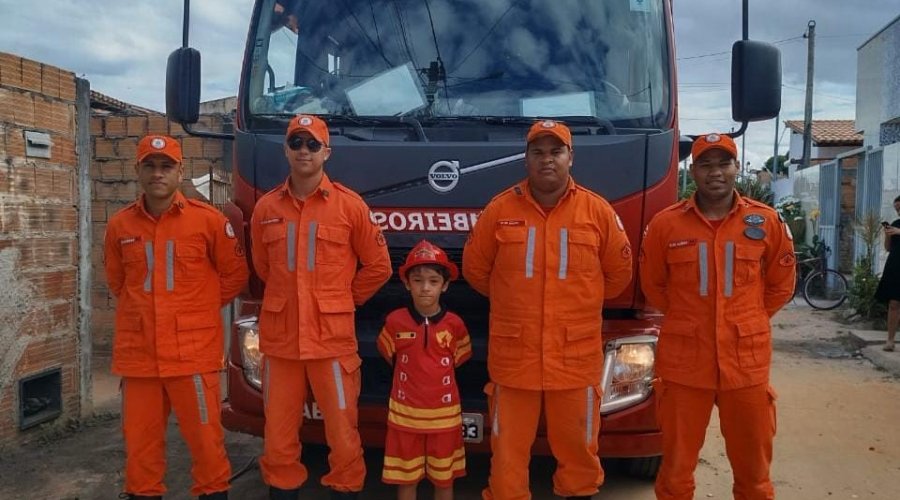 [Menino de 6 anos recebe visita de bombeiros militares durante aniversário]