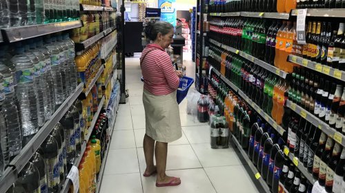 [Embalagens ocultam parte dos aditivos em alimentos vendidos no Brasil]