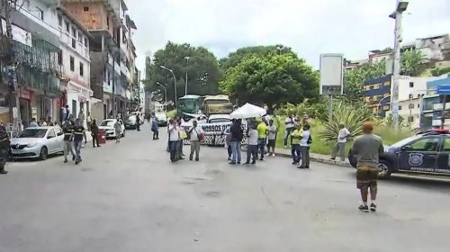 [Ex-rodoviários fecham acesso da Estação da Lapa com pedidos de pagamentos de rescisões]