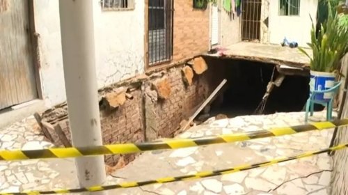 [Cratera é formada após laje desabar em bairro de Salvador; duas pessoas ficaram presas nos esc...]