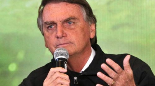 [Bolsonaro envia mensagens de WhatsApp para se defender sobre relógio Rolex que ganhou de prese...]