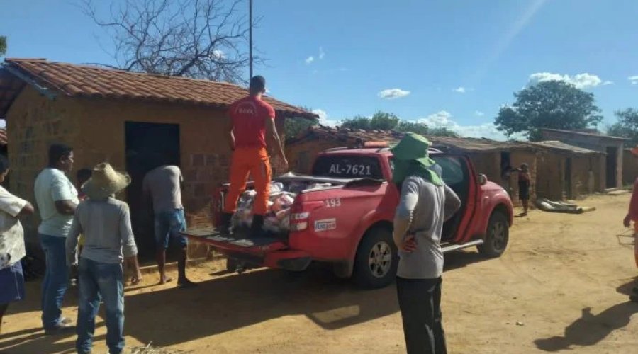 [Corpo de Bombeiros Militar da Bahia distribui seis mil cestas básicas do Bahia Sem Fome para povos indígenas]