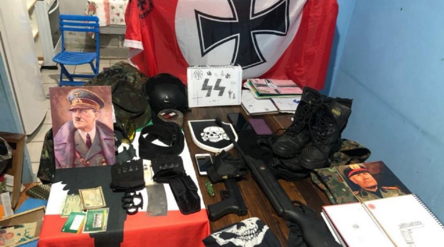 [Adolescente que planejava ataque à escola é detido com artefatos nazistas; pais também foram presos]