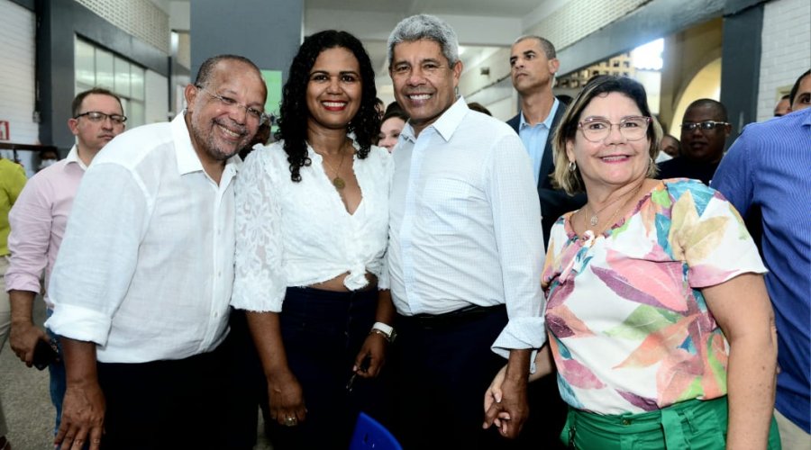 [“Escola é um lugar sagrado, de aprendizagem e cuidado”, afirma governador durante visita a escolas em Salvador]