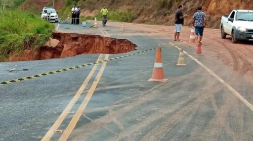 [Equipes da Seinfra liberam quatro trechos de rodovias baianas atingidas por chuvas]