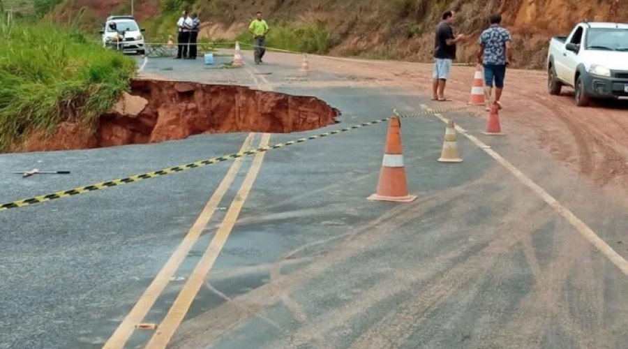 [Equipes da Seinfra liberam quatro trechos de rodovias baianas atingidas por chuvas]