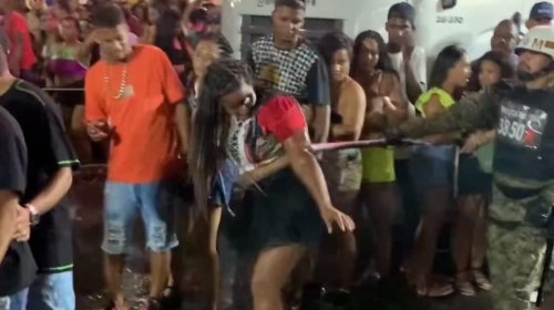 [Filmagem mostra agressão policial a foliona durante Micareta de Feira de Santana]