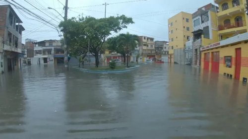 [Salvador tem ruas alagadas e deslizamentos de terra por causa de chuva forte; Defesa Civil est...]