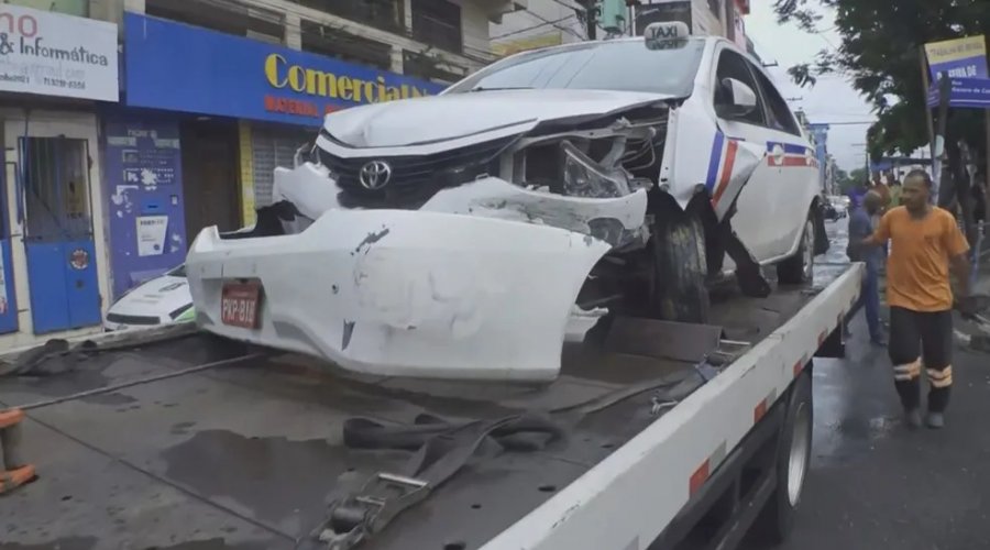 [Perseguição policial termina com acidente de trânsito após roubo em Salvador; homem que estava em ponto de ônibus foi atropelado]